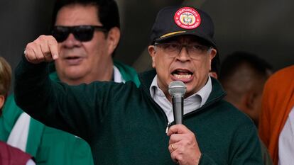 Gustavo Petro da un discurso en la Plaza de Bolívar, en Bogotá, este 1 de mayo.