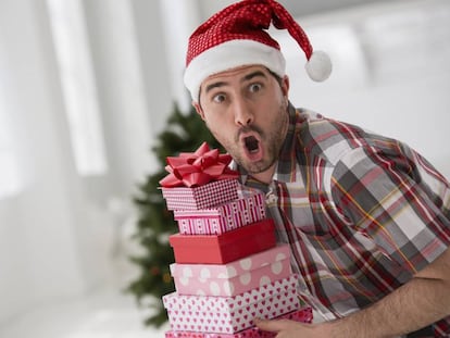 Un hombre con regalos el día de Navidad.