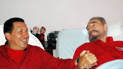 Hugo Chávez e Fidel Castro, em um hospital de Havana em 2006.