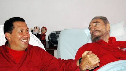 Hugo Chávez e Fidel Castro, em um hospital de Havana em 2006.