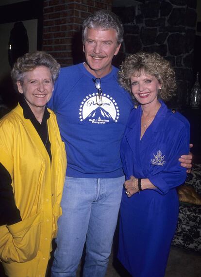 Ann B. Davis, Robert Reed y Florence Henderson durante la grabación de un especial de 'La tribu de los Brady' en 1989. Reed moriría tres años después. 