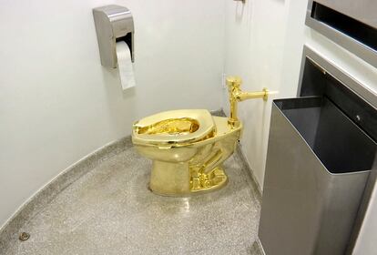 Golden toilet America at Winston Churchill birthplace