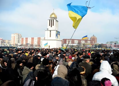 Una multitud se acerca a la plaza de la Independencia en Lviv para asistir al funeral de Yuri Verbitsky, de 51 años, uno de los manifestantes fallecidos cuyo cuerpo se encontró en las cercanías de Kiev (Ucrania), 24 de enero de 2014.