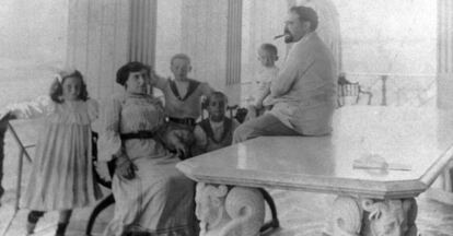 Una imagen de Blasco Iba&ntilde;ez y su familia en la casa de la Malva-Rosa, en Valencia.