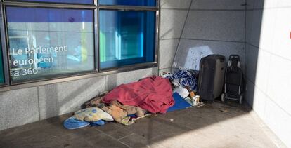 Un indigente duerme a las puertas del Parlamento Europeo en Bruselas, este miércoles.