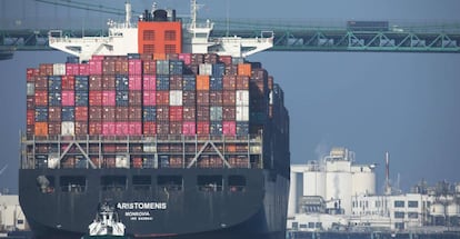 Un barco portacontenedores procedente de China entra en el puerto de Los Ángeles, Estados Unidos. 