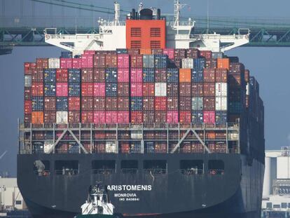 Un barco portacontenedores procedente de China entra en el puerto de Los Ángeles, Estados Unidos. 