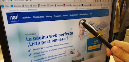 Una persona consulta la web de 1&1.