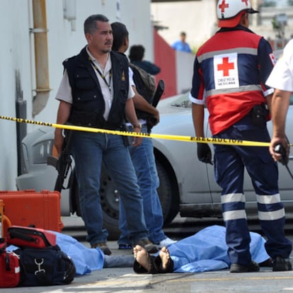 Policías y miembros de la Cruz Roja, ayer junto al casino Royale de Monterrey.