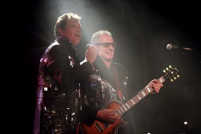 Manolo García (izquierda) y Quimi Portet, con las chaquetas de lentejuelas con las que iniciaron el concierto el viernes.