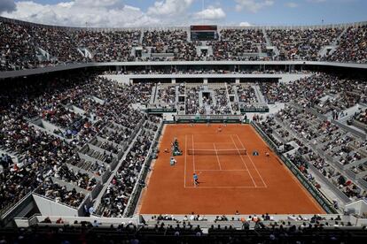 Vista general de la pista Philippe Chatrier durante la semifinal entreThiem y Djokovic.