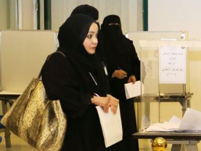 Una dona espera, dissabte, dipositar el seu vot a Riad.