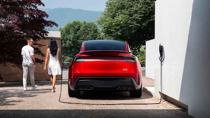 Trasera del coche eléctrico Tesla Model Y Performance 2025