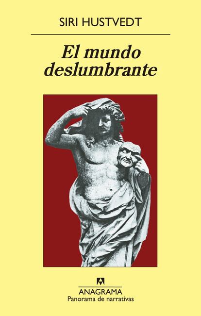 ¿Quién teme a Henrik Ibsen, el viejo oso polar con barbas de lince, señor de los pitufos y primer dramaturgo feminista de la era moderna? Siri Hustvedt, no. La autora de Los ojos vendados y Todo cuanto amé demuestra en su última novela que es más noruega que norteamericana. Porque El mundo deslumbrante es en realidad un involuntario homenaje al autor de Casa de muñecas,una intrincada trama que funciona a la manera de un inconsciente freudiano, con todos los ingredientes del drama nórdico pero con el flotante mundo artístico de Nueva York como escenario. Harriet Burden, como Nora (¿como Hedda?), es una mujer inmensamente henchida de vida en un mundo que apenas le concede la oportunidad de hacer mucho más que ser una artista invisible, esposa de un poderoso marchante y madre de dos hijos. Frente a la experiencia de su viudez decide reencontrarse como artista y se inventa el juego de las máscaras, con el que buscará poner en evidencia un sistema del arte para ella claramente misógino. Huye de Manhattan (“esa pústula ambulante, adinerada y endogámica”) y se refugia en un loft en Brooklyn. Allí construirá sus obras, “espacios de juego” que cobran forma en celdas y habitaciones donde “pone a vivir” a los tres duendes quela suplantarán: el superficial Anton Tish, el homosexual mestizo Phineas Q. Eldridge y el carismático y exitoso Rune. Cada “gnomo” poseerá la capacidad de deslumbrar a través del arte, algo que a ella nunca le fue concedido. Hustvedt utilizará una extravagante psicología narrativa para dar perspectiva a su personaje en la búsqueda de una identidad que la hará sentir verdaderamente real. PINCHA BAJO ESTAS LÍNEAS para leer la reseña completa de ÁNGELA MOLINA