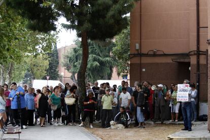 Unos cuarenta activistas, vecinos y afectados han acudido hoy a San Blas para apoyar a la pareja. A pesar de la investigación en curso por presunta estafa, el juez ha desestimado la petición del abogado de que se paralicen hasta que haya sentencia los desahucios en curso.