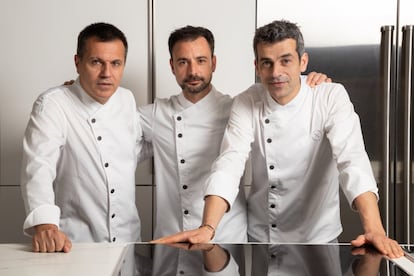 Es uno de los grandes restaurantes de España. De hecho, se encuentra en el quinto puesto, tras ascender en 2021 desde la novena posición, de la lista de The World’s Best 50 Restaurants. El éxito de Disfrutar, en Barcelona, no es baladí: es fruto del trabajo, la dedicación y la creatividad de un trío de cocineros, como son Mateu Casañas, Oriol Castro y Eduard Xatruch, que llevaron, como jefes de cocina, a lo más alto a elBulli.  Desde 2014 viven por y para desarrollar nuevas técnicas, investigar con nuevos formatos, crear sorprendentes texturas, como las logradas con el microondas, las grasas aireadas para hacerlas más ligeras, o su innovadora propuesta de vinos sin alcohol.