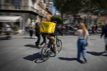 Un repartidor de Glovo en Sevilla.