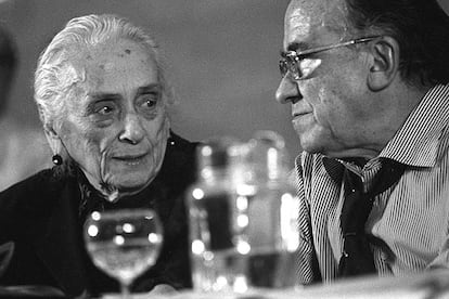 Madrid, abril de 1978. Santiago Carrillo junto a Dolores Ibárruri, <i>Pasionaria</i>, en el IX Congreso del PCE.
