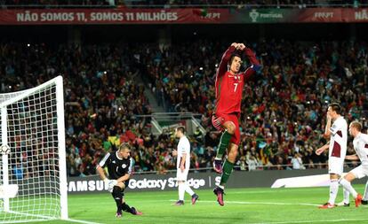 Cristiano Ronaldo celebra su gol de penalti a Letonia.