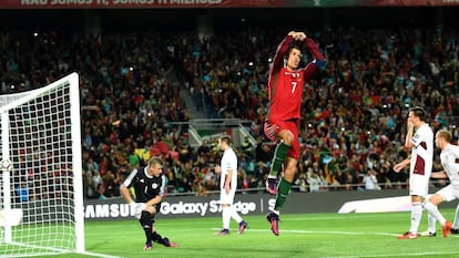 Cristiano Ronaldo celebra su gol de penalti a Letonia.
