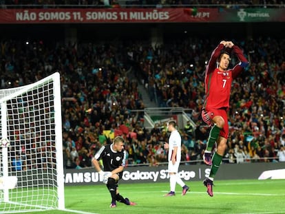 Cristiano Ronaldo celebra su gol de penalti a Letonia.