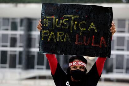 Manifestante em frente ao Supremo Tribunal Federal, em Brasília.