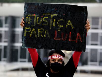 Manifestante em frente ao Supremo Tribunal Federal, em Brasília.