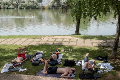 Aficionados del Eintracht Fráncfort descansaban el jueves a la sombra junto al río en Sevilla. 
