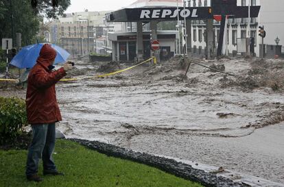 Al menos 32 personas han muerto por el temporal que azota la isla de Madeira. Las fuertes lluvias y los intensos vientos que fustigan desde la madrugada el archipiélago han causado el caos, derrumbado edificios y puentes, desbordado ríos, aislado barrios de la capital y cortado en algunas zonas el suministro eléctrico. El Gobierno regional ha solicitado a los trabajadores que ayuden a los desbordados bomberos en las tareas de rescate