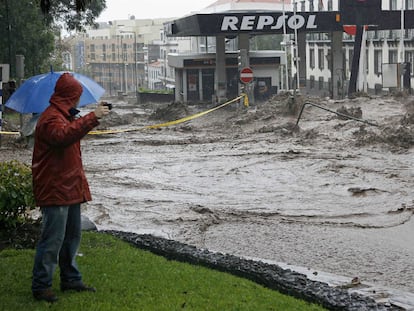 Al menos 32 personas han muerto por el temporal que azota la isla de Madeira. Las fuertes lluvias y los intensos vientos que fustigan desde la madrugada el archipiélago han causado el caos, derrumbado edificios y puentes, desbordado ríos, aislado barrios de la capital y cortado en algunas zonas el suministro eléctrico. El Gobierno regional ha solicitado a los trabajadores que ayuden a los desbordados bomberos en las tareas de rescate