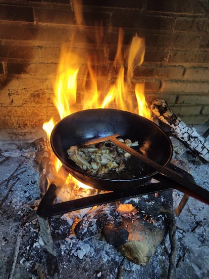 Preparando el sofrito entre brasas en Xinorlet. J.C. CAPEL