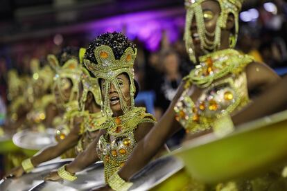 Integrantes da Viradouro durante o desfile na Sapucaí.