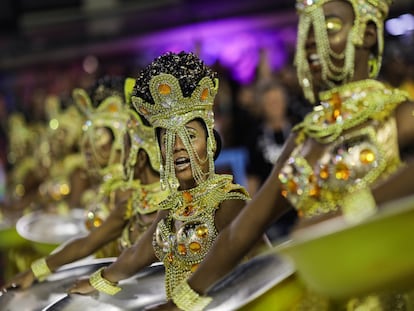 Integrantes da Viradouro durante o desfile na Sapucaí.