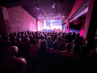 El nuevo teatro La Fàbrica, en un ensayo de 'Freshwater'.