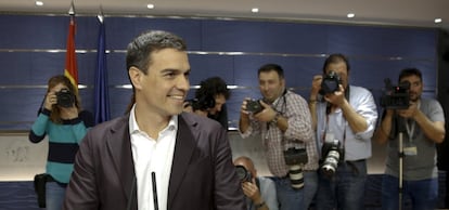 Pedro Sanchez tras su reuni&oacute;n con Podemos