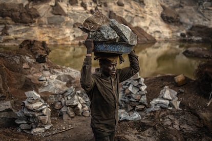 Mientras la mina fue creciendo en profundidad, los derechos de los mineros fueron cayendo en su abismo. El relato compartido de todos ellos es que nunca pensaron que su medio de vida sería literalmente picar piedra.
