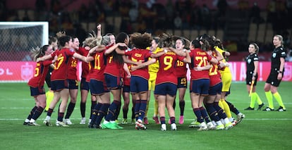 Las jugadoras de la selección española celebran su victoria tras el partido.