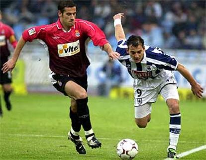 Darko Kovacevic pierde el balón y el equilibrio ante Lopo, en un momento del Real Sociedad-Espanyol.