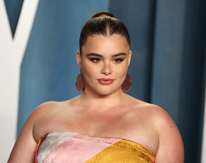 Barbie Ferreira llegando a la fiesta de los Oscar de Vanity Fair.