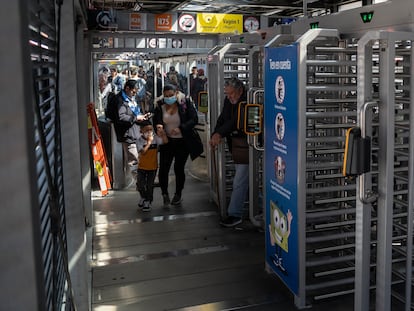 Pasajeros ingresan y salen por el torniquete de la estación 'Calle 63' de Transmilenio, en Bogotá, el pasado febrero.