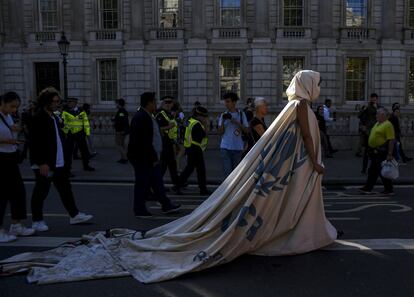 Una manifestante se viste con una bandera de ACNUR en la manifestación en Londres, Reino Unido. 