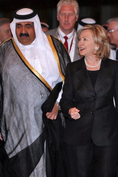 Hillary Clinton y el primer ministro qatarí, Hamad bin Jassim, ayer en Doha.