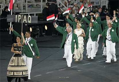 Una de las delegaciones más aplaudidas ha sido la de Irak, encabezada por el judoka Hadir Lazame. A pesar de la sangrienta posguerra que se vive en el país árabe, sus deportistas han dado la primera sorpresa del torneo, al vencer por cuatro tantos a Portugal en el torneo de fútbol.