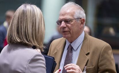 El ministro de Exteriores, Josep Borrell, con la jefa de la diplomacia europea, Federica Mogherini.