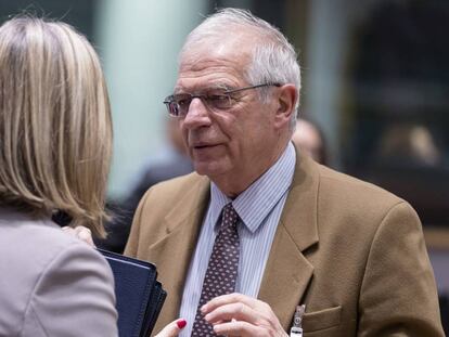 El ministro de Exteriores, Josep Borrell, con la jefa de la diplomacia europea, Federica Mogherini.