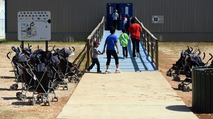 Inmigrantes ingresan en una instalación en el Centro Residencial Familiar del Sur de Texas en Dilley, Texas, lugar donde se encuentran familias que fueron temporalmente separadas y cuando fue suspendida la política de tolerancia cero, en agosto de 2018.