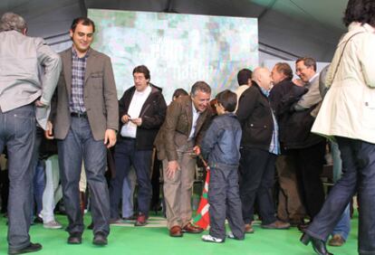 24/4/2011. Bajo el lema <i>El momento de Euskadi</i>, el PNV ha celebrado el Aberri Eguna con un acto en la Plaza Nueva de Bilbao, en el que se han dado cita dirigentes y candidatos de la formación a los próximos comicios locales y forales, y al que ha asistido también el <i>exlehendakari</i> Juan José Ibarretxe. En la imagen el presidente del PNV, Iñigo Urkullu, saluda a un niño que ha asistido al acto.