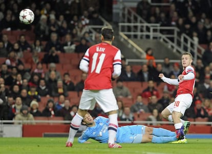 El jugador del Arsenal golpea el balón para hacer el primer gol del partido.