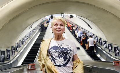 La diseñadora Vivienne Westwood posa frente a la exposición fotográfica "Save the Arctic" (Salvemos el Ártico) en la estación de metro Waterloo, en Londres (Reino Unido).