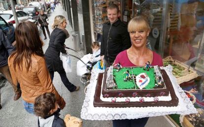 La dependienta de una pastelería muestra una tarta con motivos del Eibar.